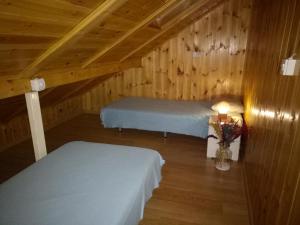 Zimmer mit 2 Betten in einer Holzhütte in der Unterkunft Tiki Apartmen in Belgrad