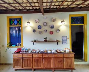 a room with a counter with plates on the wall at Pousada Solar Azul in Lençóis