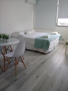 1 dormitorio con cama, mesa, mesa y silla en MONOAMBIENTE LA PLATA - CENTRO en La Plata
