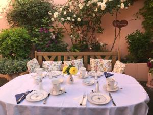 una mesa con platos y utensilios. en Haus am Markt, en Königstein in der Oberpfalz