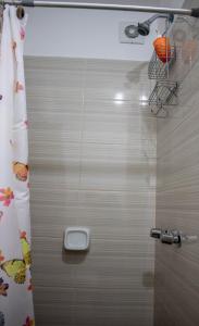 a bathroom with a shower with a door with a toilet at Departamento 100 m2 con luz natural Seguridad 24h in Lima