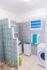 a bathroom with a sink and a washing machine at Villa A rabica - Extrait de Café in Pointe-Noire +37 photos