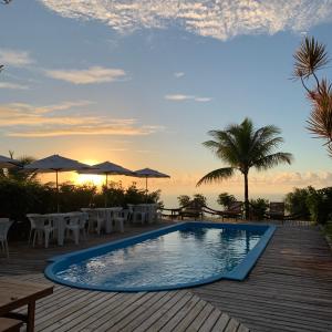 una piscina en una terraza con vistas al océano en Pousada Jakuara, en Arraial d'Ajuda