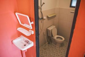La salle de bains est pourvue de toilettes et d'un lavabo. dans l'établissement Chilling Hill Guesthouse, à Pai