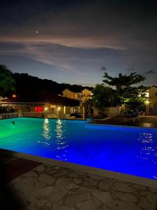 בריכת השחייה שנמצאת ב-Superbe studio de standing à 800m de la mer des Caraïbes le hameau de beauregard sainte anne או באזור