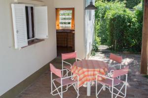 a patio with a table and chairs on a patio at La casa de Almirall in Santa Rosa de Calamuchita