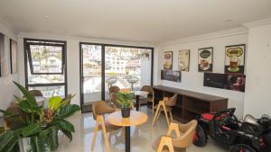 Et opholdsområde på Ngàn Phố Studio & Love Hotel