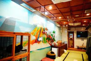 TV a/nebo společenská místnost v ubytování Cat Spa & Cat Ryokan by Neco Republic Osaka