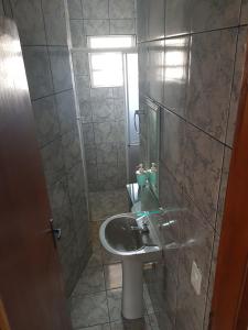 y baño con lavabo y ducha. en Residencial Tranquilidade Florianopolis, en Florianópolis