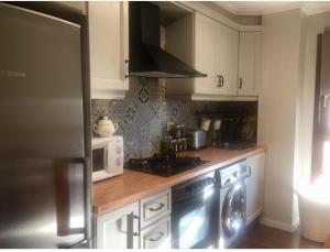 Kuchyň nebo kuchyňský kout v ubytování Valencia Beach room with private bathroom coliving