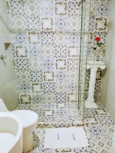 
A bathroom at La Mansion Hostel
