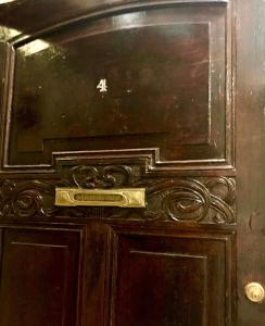 d'une armoire en bois avec une grande télévision au-dessus. dans l'établissement Bielski Lawendowa Rooms, à Gdańsk