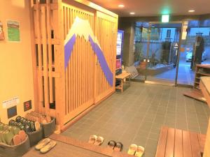 箱根町にある敷地内に源泉を持つホステル ケイズハウス箱根 – 箱根湯本温泉の床に靴を置く店