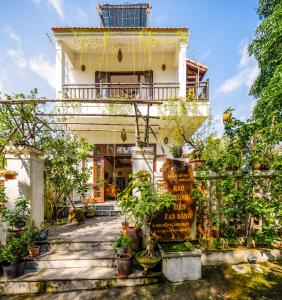 会安AnBang Morning Glory Beach Homestay 호이안 안방비치 숙소호텔的前面有植物的房子