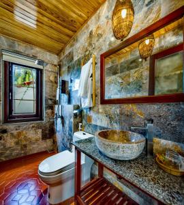 会安AnBang Morning Glory Beach Homestay 호이안 안방비치 숙소호텔的带水槽和马桶的浴室 更多54张照片