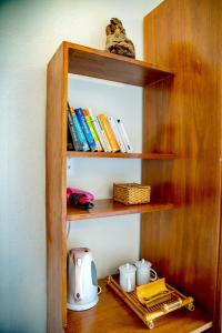 会安AnBang Morning Glory Beach Homestay 호이안 안방비치 숙소호텔的书架,书架,茶壶