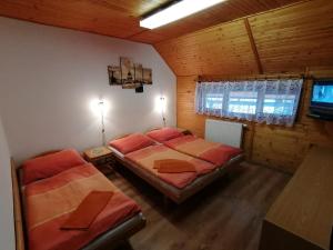 Postel nebo postele na pokoji v ubytování Penzión Poľana