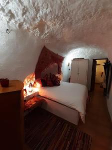 Postel nebo postele na pokoji v ubytování Cuevas Galera - Cuevas de la Luz