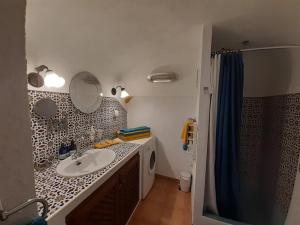 Koupelna v ubytování Cuevas Galera - Cuevas de la Luz
