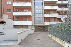 pusta ulica przed budynkiem w obiekcie Suite Rent Milan w Mediolanie