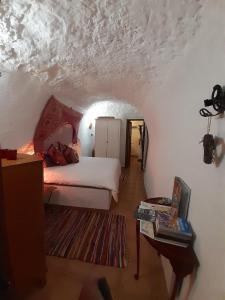 Postel nebo postele na pokoji v ubytování Cuevas Galera - Cuevas de la Luz