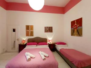 two beds in a room with red and white walls at B&B Platamon in Naples