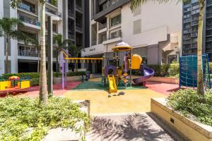 ein Spielplatz vor einem Gebäude in der Unterkunft Families & Corporates 3-Bed Apt, Fashion Res, Pune in Pune