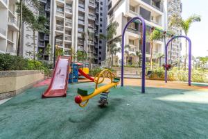 einen Spielplatz mit Rutsche und Rutsche in der Unterkunft Families & Corporates 3-Bed Apt, Fashion Res, Pune in Pune