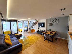 salon z kanapą i stołem w obiekcie Duplex apartment Morsztynowska w Krakowie