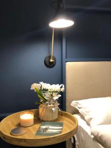einen Tisch mit Kerzen und Blumen auf dem Bett in der Unterkunft Residence Relais Cà dell'Era in Tremosine sul Garda