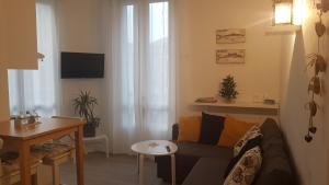 uma sala de estar com um sofá e uma mesa em Villa Helvetia Wifi em Mers-les-Bains