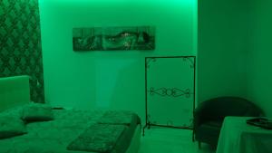 那不勒斯luxury room al cristo velato的绿色客房 - 带床和椅子 更多7张照片