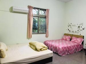 Rúm í herbergi á Huayi Homestay
