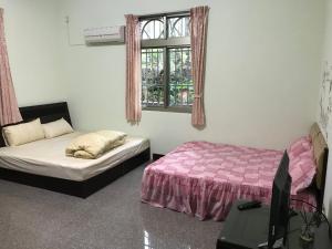 Rúm í herbergi á Huayi Homestay