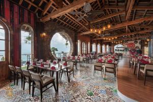 Chau Long Sapa 2 Hotel في سابا: قاعة احتفالات مع طاولات وكراسي في مبنى