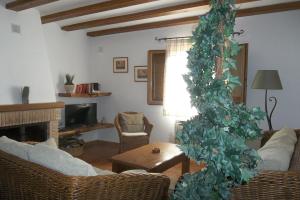 una sala de estar con un árbol de Navidad en la sala de estar en Casa Rural El Temple, en Las Cuevas de Cañart