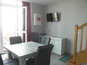 uma cozinha e sala de jantar com mesa e cadeiras em Appartement OCEAN em La Tranche-sur-Mer