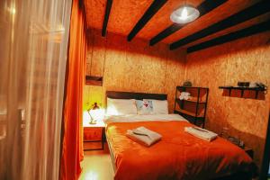 Postel nebo postele na pokoji v ubytování Wooden Hotel Kazbegi