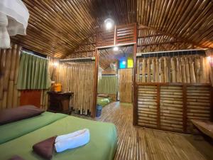 Postel nebo postele na pokoji v ubytování Khao Sok Tree House Resort