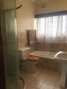 a bathroom with a toilet and a tub and a sink at Eye Sea View in Margate