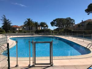 Photo de la galerie de l'établissement Appartement 2 pieces, renove, 2 piscines+tennis, mer, climatisation, à Antibes