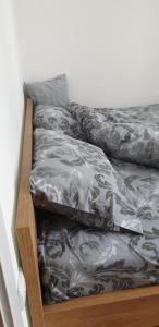 A bed or beds in a room at Apartman Mina Divcibare
