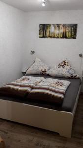 シュミーデフェルト・アム・レンシュタイクにあるFerienhaus Feldmannのベッド(枕付)が備わる客室です。