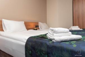 سرير أو أسرّة في غرفة في Hotel Aloha