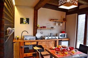 Dapur atau dapur kecil di Casetta nel Bosco Naturas con piscina privata e gratuita