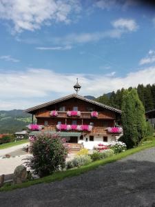 budynek z kwiatami na boku w obiekcie Ferienwohnung Angererhof w Reith im Alpbachtal