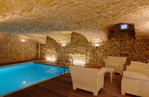 una camera con piscina in un edificio in pietra di L'HOTEL PARTICULIER - LE MANS a Le Mans