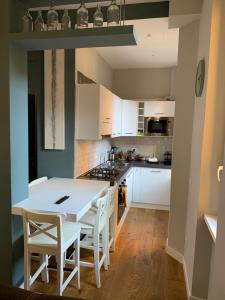 A kitchen or kitchenette at La Casetta del Flaminio a Roma Centro