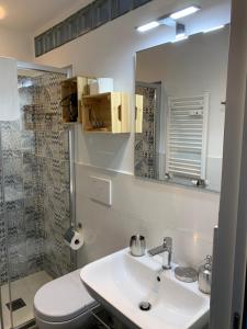 A bathroom at La Casetta del Flaminio a Roma Centro Még 21 kép