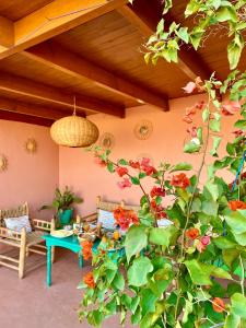 un patio con una mesa y una planta en Riad Dar Balthazar, en Marrakech